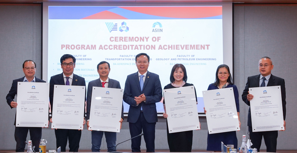 Trao giấy chứng nhận đạt chuẩn kiểm định ASIIN cho thầy, cô đại diện của 06 ngành.